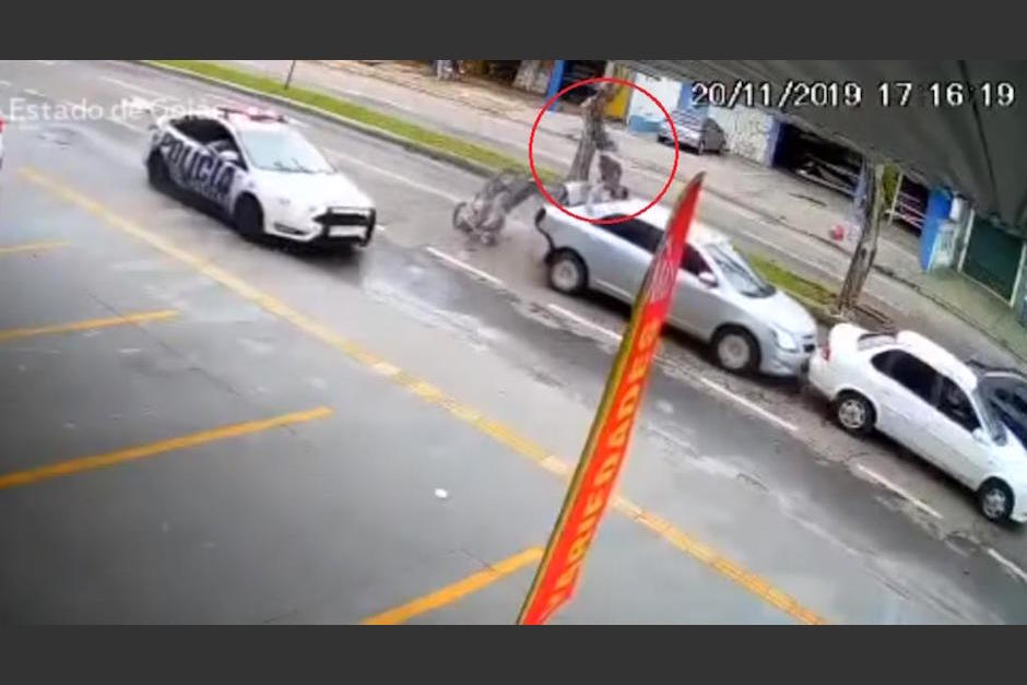 Momento en el que el motorista choca en la parte de trasera de un veh&iacute;culo estacionado. (Foto: Captura de video)