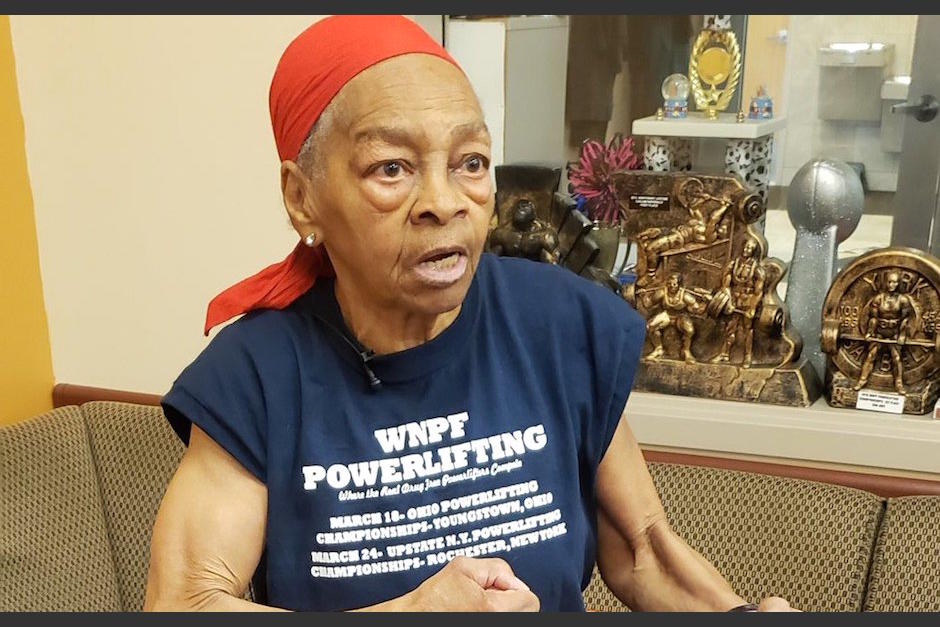 La anciana relat&oacute; como inmoviliz&oacute; al ladr&oacute;n que amenazaba su hogar. (Foto: Twitter)