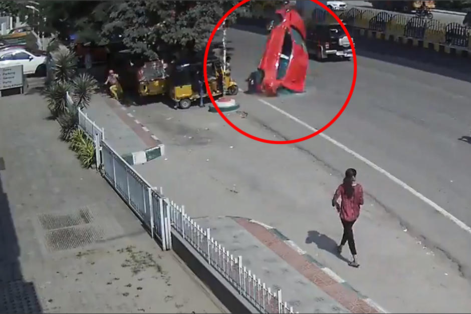 El carro qued&oacute; destruido. A pesar del impacto, los ocupantes no fallecieron, pero s&iacute; una mujer que esperaba el transporte p&uacute;blico junto con su hija. (Captura Video)