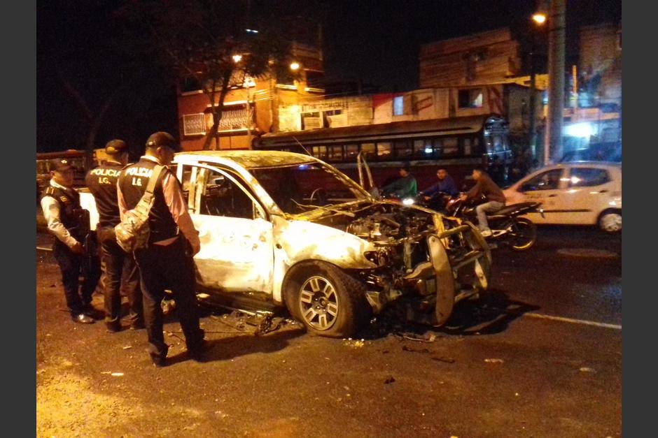 Agentes de la PNC observan c&oacute;mo qued&oacute; una de las autopatrullas quemadas el viernes durante un enfrentamiento entre polic&iacute;as en la zona 7. (Foto: Redes sociales)