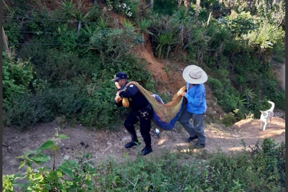 El agente policial no dud&oacute; en apoyar a la familia para el traslado de la paciente hacia el hospital. (Foto: PNC)&nbsp;