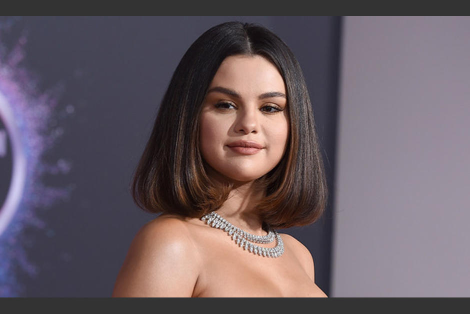 Impact&oacute; con un vestido fosforescente y un nuevo estilo de cabello. (Foto Hola)