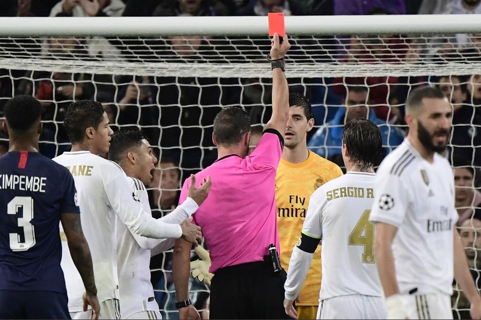 El árbitro había marcado un penal para el PSG y tomó la decisión de expulsar al arquero del Real Madrid. (Foto: AFP)&nbsp;