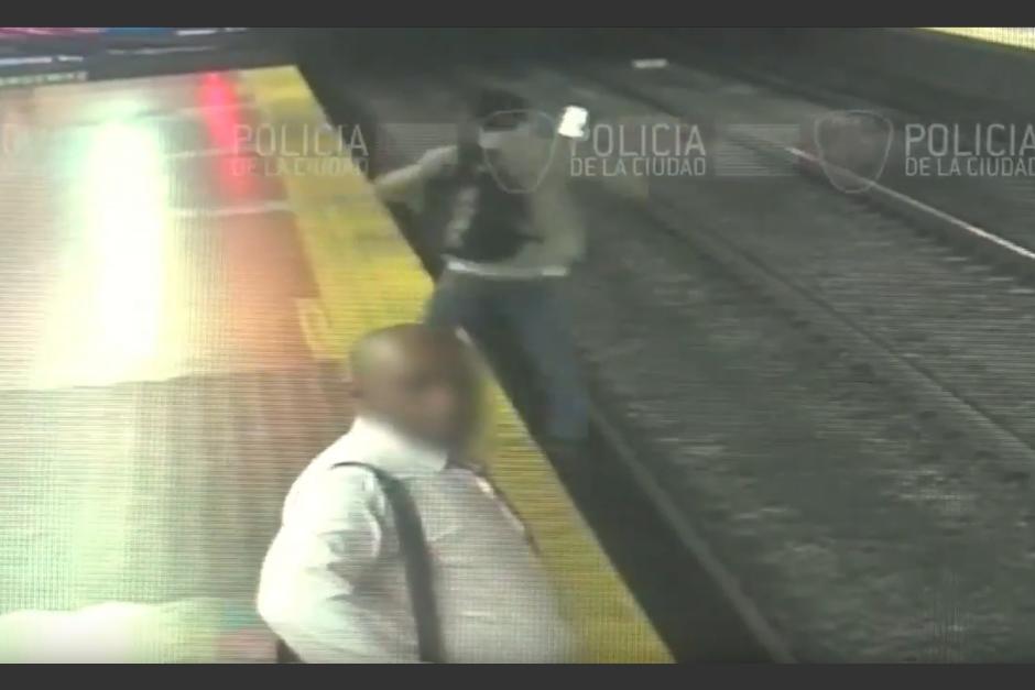 El hombre no se percata del peligro y termina lastimado y avergonzado por el episodio frente a varias personas. (Captura Video)