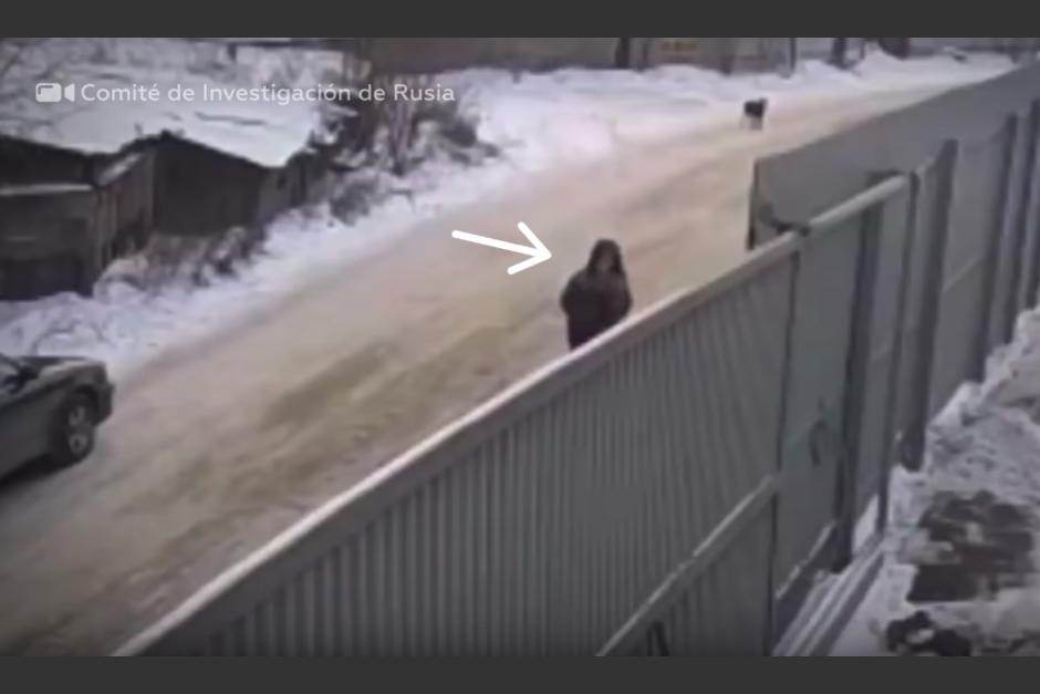 La peque&ntilde;a caminaba sola cuando el hombre sali&oacute; de su carro e intern&oacute; a la menor a la fuerza. (Captura Video)