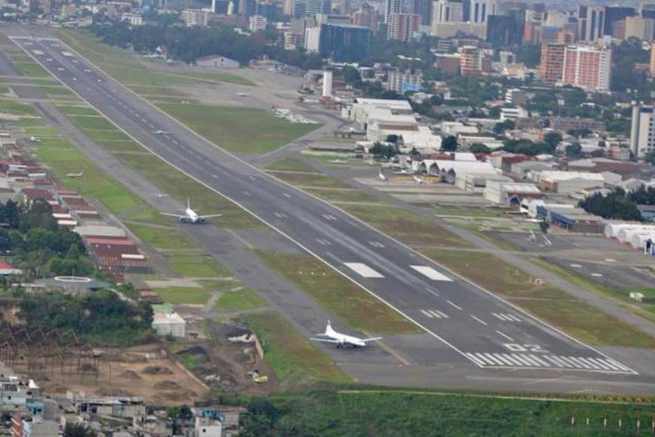 El video muestra c&oacute;mo estaba la pista del Aeropuerto Internacional La Aurora. (Foto: Archivo/Soy502)