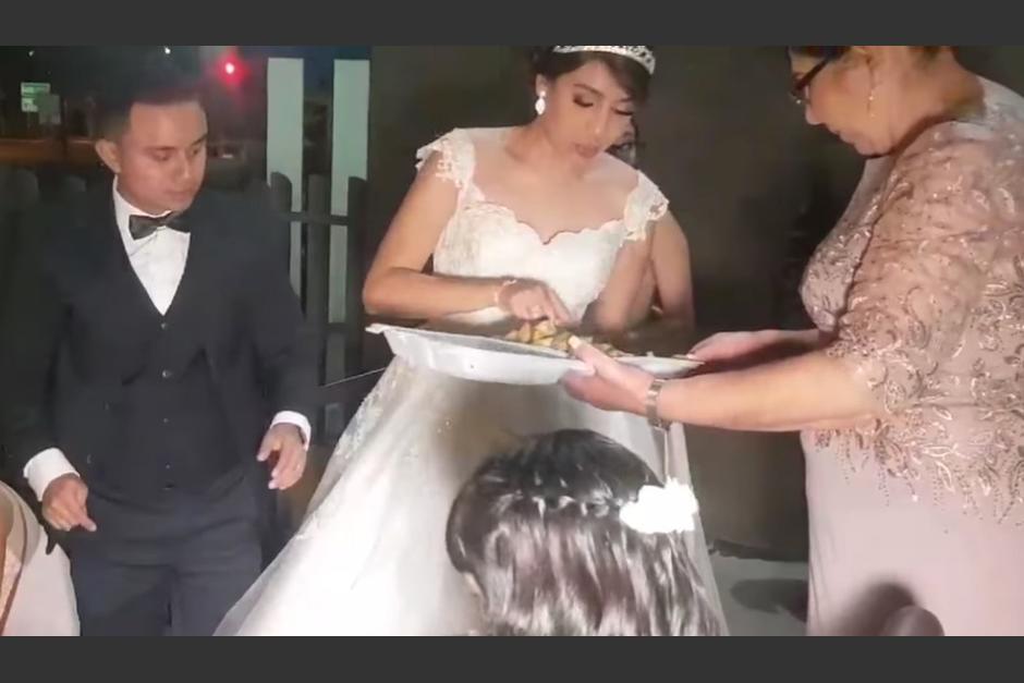 Los reci&eacute;n casados compartieron su banquete con los familiares de los pacientes de un hospital. (Captura Video)