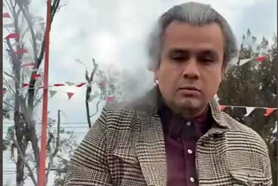 El hombre agrede a la mujer que trataba de solucionar el incidente. El sujeto perdi&oacute; los estribos. (Captura Video)