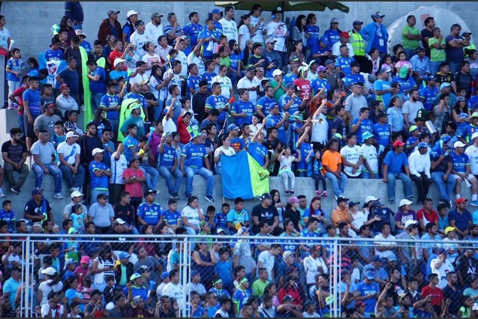 Afici&oacute;n de Mixco lleg&oacute; en buen n&uacute;mero al estadio Santo Domingo. (Foto: Andr&eacute;s-ADF)