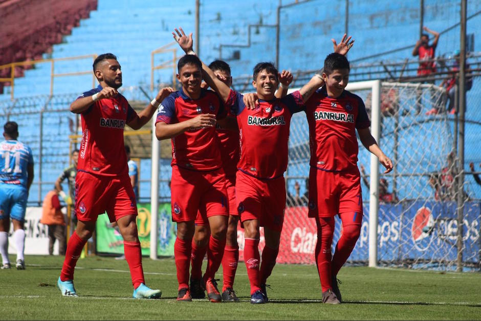 Alejandro Díaz festeja el primer gol de Municipal. (Foto: Javier del Cid)