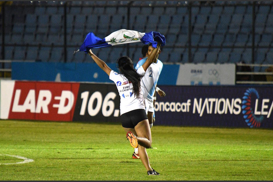 Esme La Chispuda TV se metió a la cancha durante el partido de Guatemala ante Puerto Rico. (Foto: Archivo/Soy502)