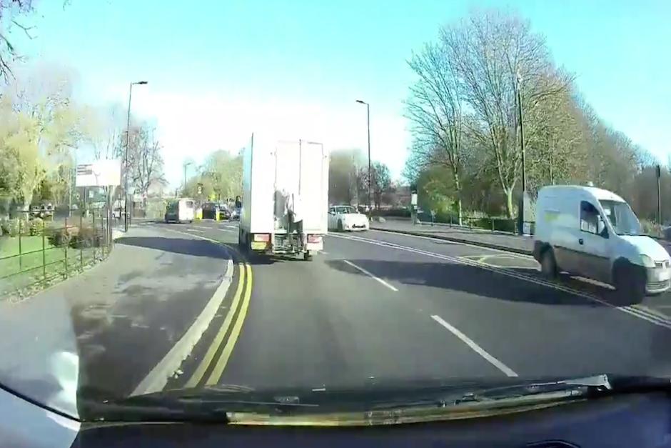 Cuando el veh&iacute;culo reduce la velocidad en una intersecci&oacute;n, el sujeto brinca del cami&oacute;n y corre hacia la calle (Foto: captura de pantalla)
