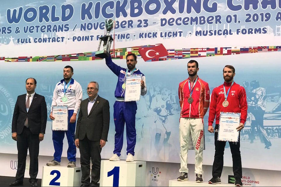 El guatemalteco Andr&eacute;s Garc&iacute;a durante la premiaci&oacute;n del evento. (Foto: Cortes&iacute;a)