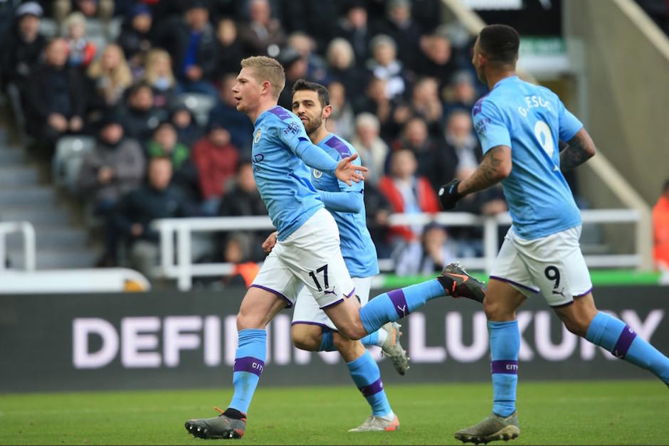 Kevin de Bruyne festeja, tras marcar un golazo para el Manchester City. (Foto: AFP)