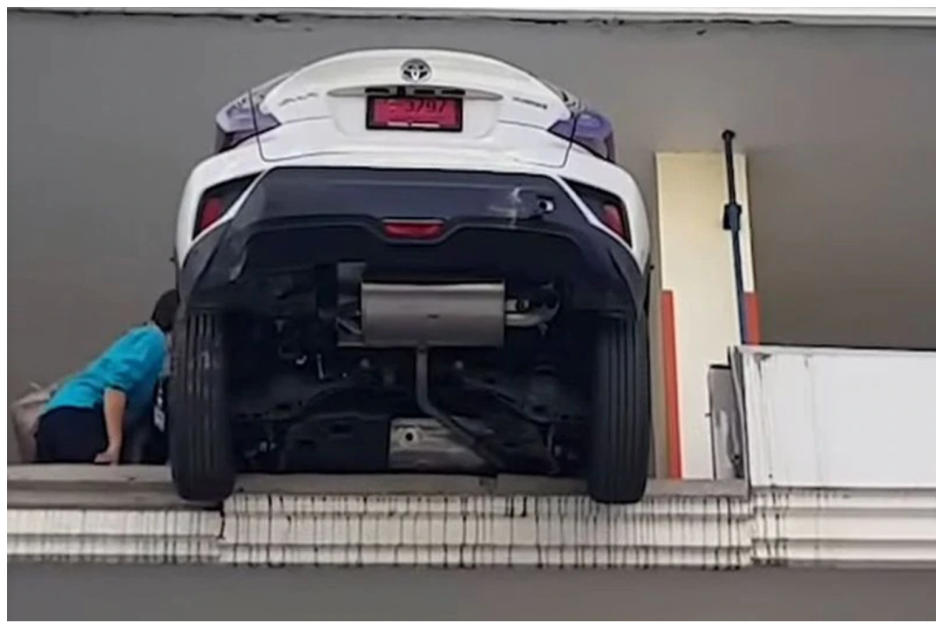 Con la confusi&oacute;n casi cayo 15 metros. (Foto United Press)