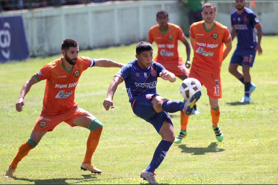 John Méndez intenta dominar el balón ante la marca rival. (Foto: Javier del Cid)