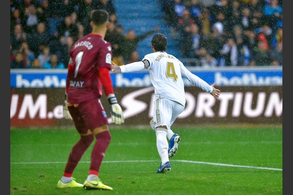 Sergio Ramos inicia la celebración, tras su gol ante el Alavés. (Foto: AFP)