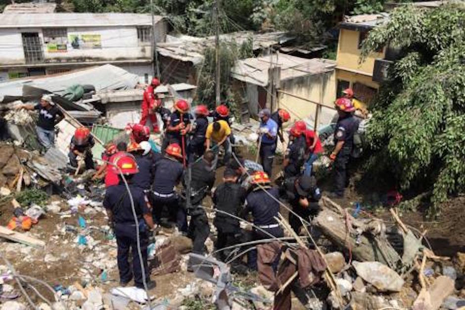 Cuerpos de socorro trabajaron incansablemente para rescatar los cuerpos de las v&iacute;ctimas. (Foto: Archivo/Soy502)