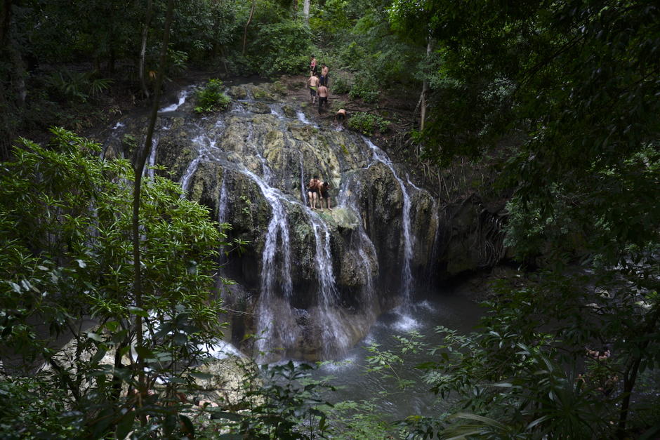 La cascada de la finca El Para&iacute;so hace honor a su nombre por ser una maravilla de la naturaleza. (Foto: Fredy Hern&aacute;ndez/Soy502)