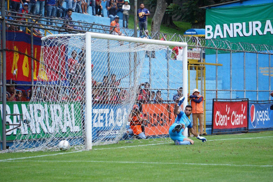 Orlando Moreira falló otro penalti en favor de Municipal. (Foto: Andres ADF)