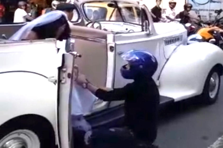 Un joven desesperado persiguió a su ex para suplicarle que no se case y lo perdone. (Foto: Captura de video)