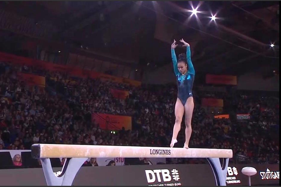 Ana Irene Palacios durante su presentaci&oacute;n en la viga de equilibrio en Alemania. (Foto: Captura)