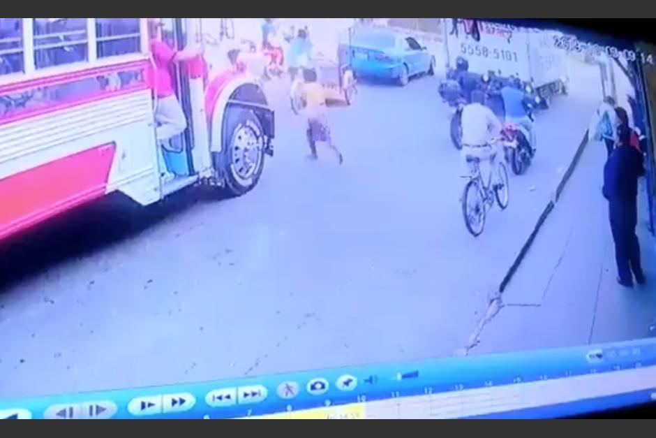 La mujer se atravesó la calle y fue atropellada por el conductor de un bus extraurbano. (Foto: Archivo/Soy502) 