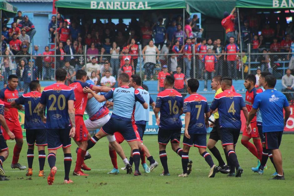 Bochorno en el Trébol jugadores de Municipal y Xelajú protagonizaron una batalla campal. (Foto: Soy502)