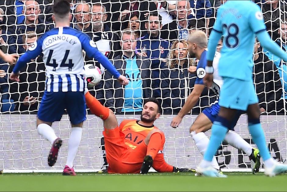 El momento en el que Hugo Lloris sufre la terrible lesión en su brazo izquierdo. (Foto: AFP)