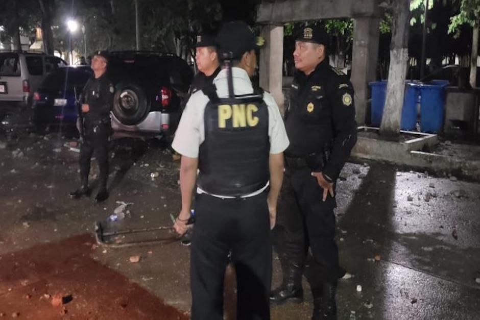 Los vecinos se acercaron, empezaron a gritarles a los polic&iacute;as, los corrieron y les pegaron (Foto: PNC)