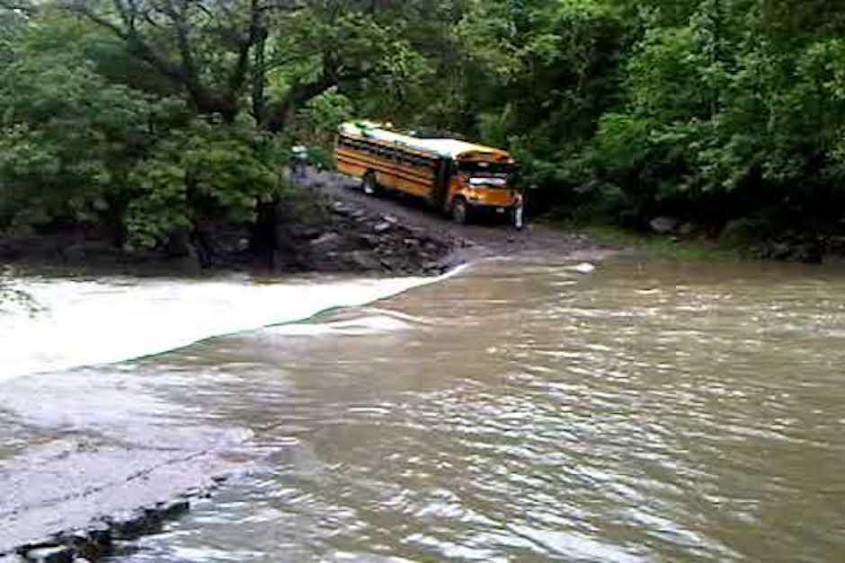 En las im&aacute;genes se puede ver que dos personas iban colgados en la parte trasera del bus (Foto: YouTube)