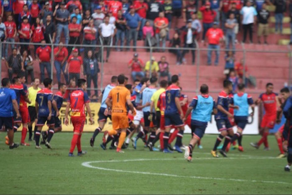 Xelajú MC y Municipal protagonizaron una trifulca. (Foto: Luis Barrios/Soy502)