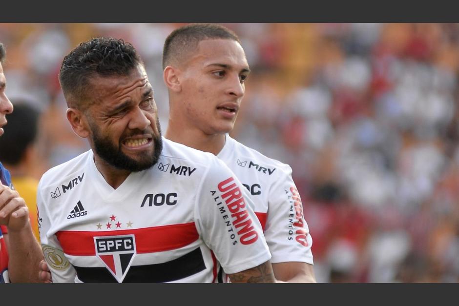 El jugador brasileño tuvo que ser asistido tras los piquetazos que recibió en el cuello. (Foto: Postobon)