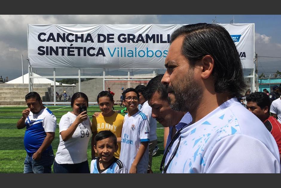 Carlos “El Pescado” Ruiz saludó y firmó autógrafos al llegar a Villa Lobos I. (Foto: Luis Barrios/Soy502)