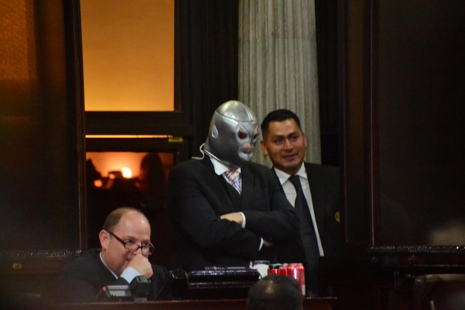 Varios diputados aseguran que Boris España es el diputado que se puso la máscara durante la sesión de este martes. (Foto: cortesía José Castro)