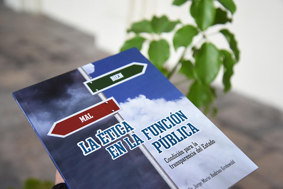 Portada de la obra “La ética en la función pública”. (Foto: Stanley Herrarte/Soy502)