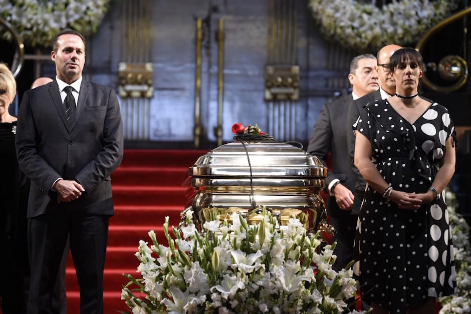 Casi se cae el f&eacute;retro de Jos&eacute; Jos&eacute; en camino al cementerio. (Foto: AFP)