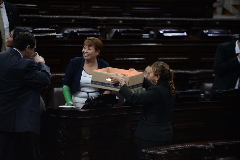 El pastel fue repartido por los trabajadores del Congreso. (Foto: Wilder López/Soy502)