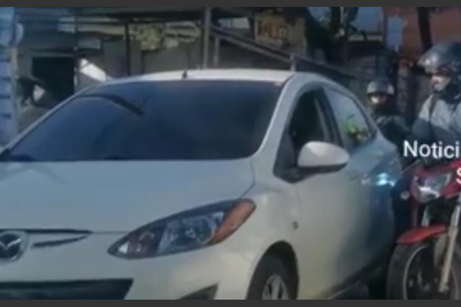 El motorista agrede al piloto por el espacio que queda entre carriles. (Foto: captura video)&nbsp;