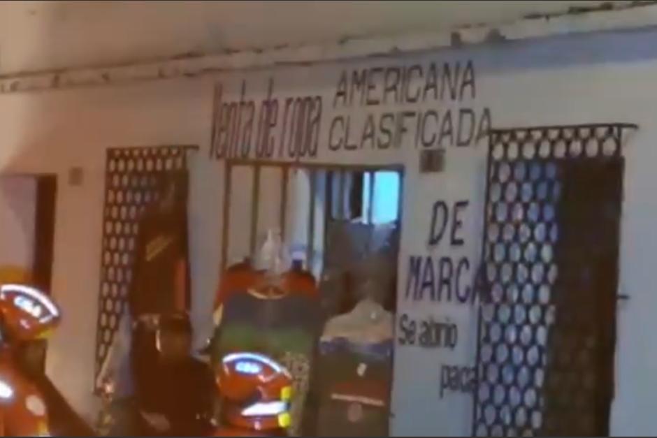 Una balacera terminó con la vida de uno de los dueños del negocio. (Foto: Bomberos Municipales)&nbsp;