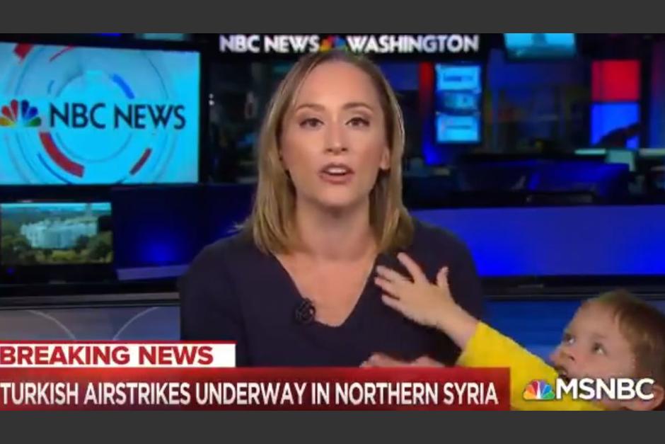 La periodista se excus&oacute; por la interrupci&oacute;n, pero su hijo reclamaba un abrazo. (Captura Video)