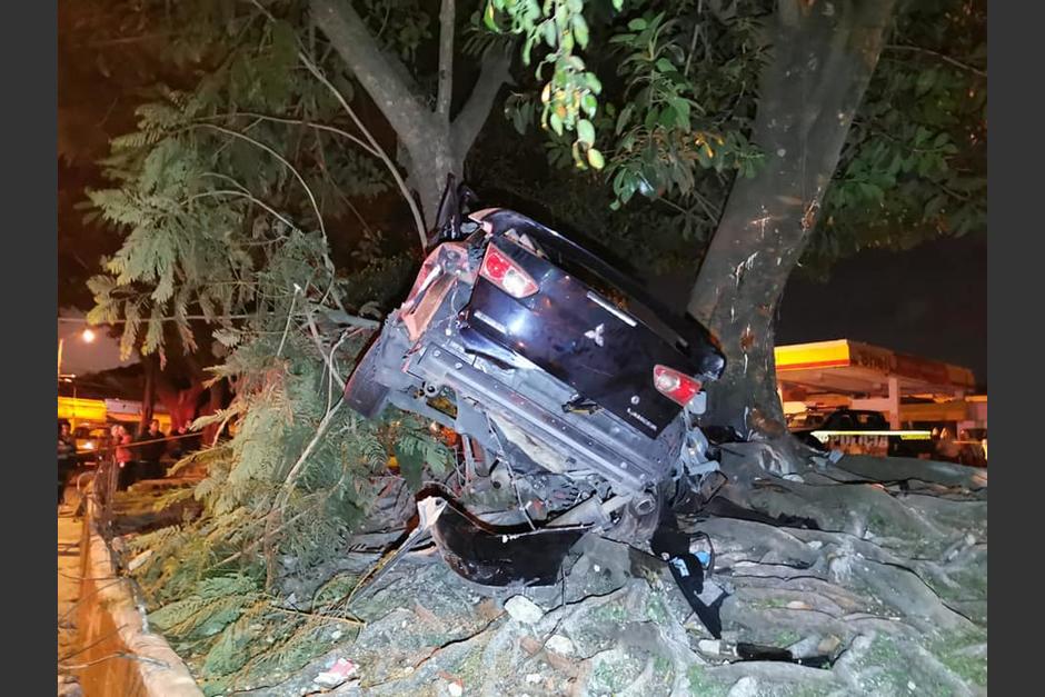 Los bomberos trabajaron durante varias horas para extraer los cadáveres de los dos adolescentes. (Foto: Bomberos Municipales)