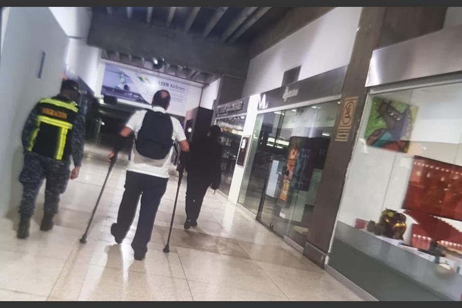 Giammattei fue subido nuevamente al avión en el que llegó a Venezuela. (Foto: cortesía)