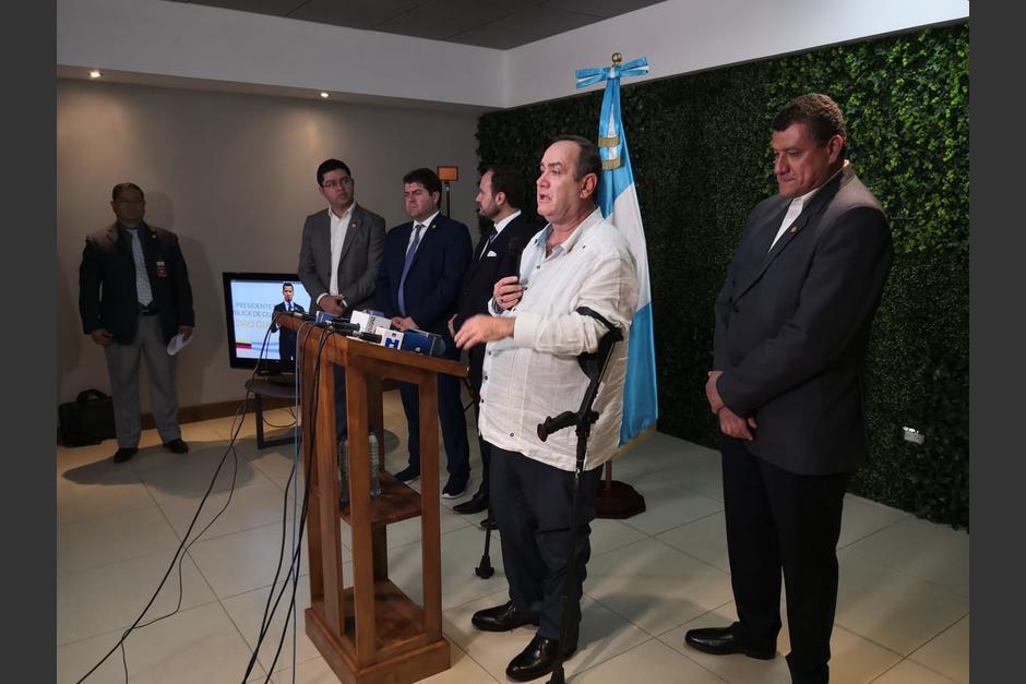 Giammattei y miembros de su equipo de trabajo utilizaron pasaportes de países europeos. (Foto: José Miguel Castañeda/Soy502)