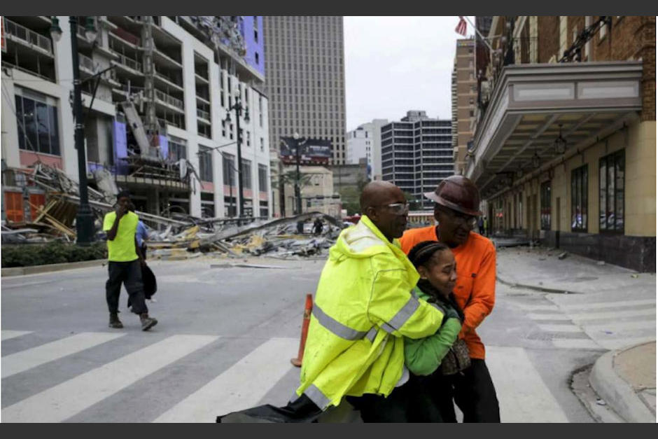 Momento en el que el hotel ha colapsado en Nueva Orleans. (Foto: Twitter)