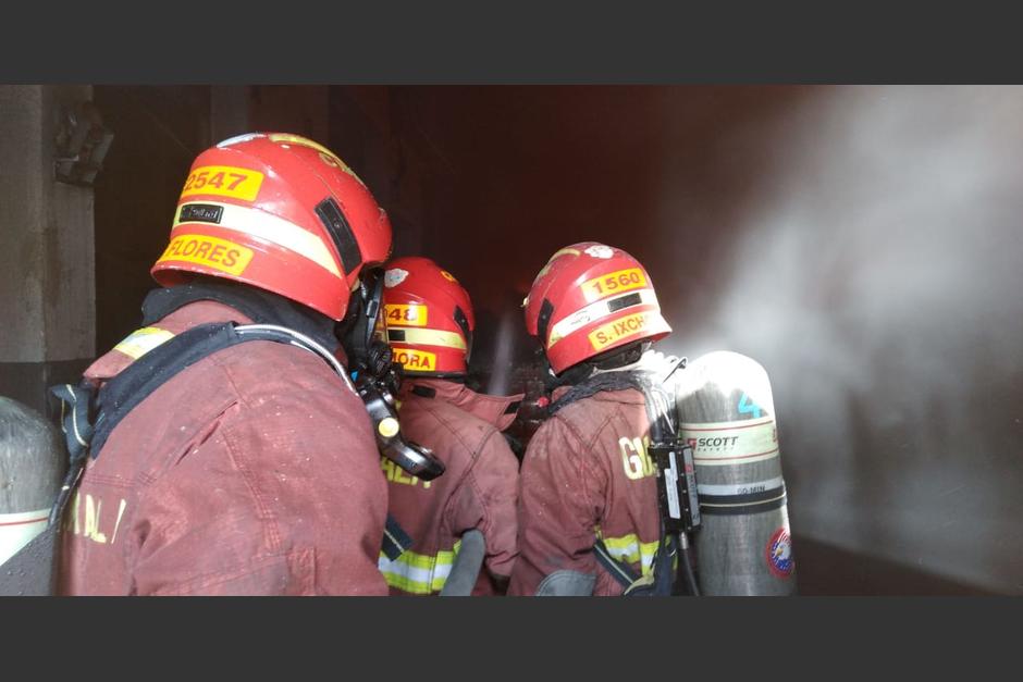 Los bomberos afectados ya fueron trasladados a un hospital. (Foto: Bomberos Municipales)