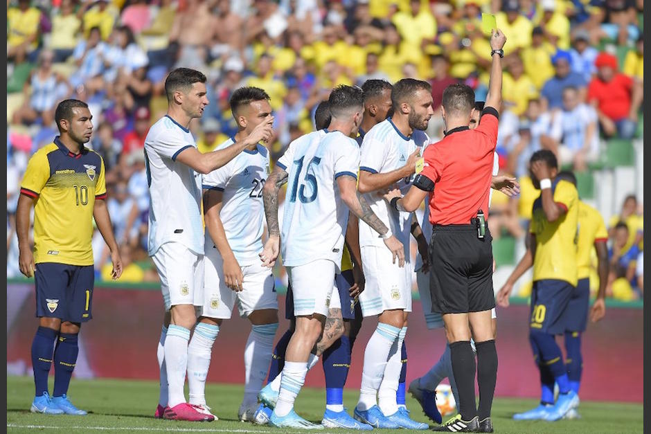 Un momento inc&oacute;modo se vivi&oacute; en el partido de Argentina cuando sus jugadores discutieron por patear un penal. (Foto: AFP)