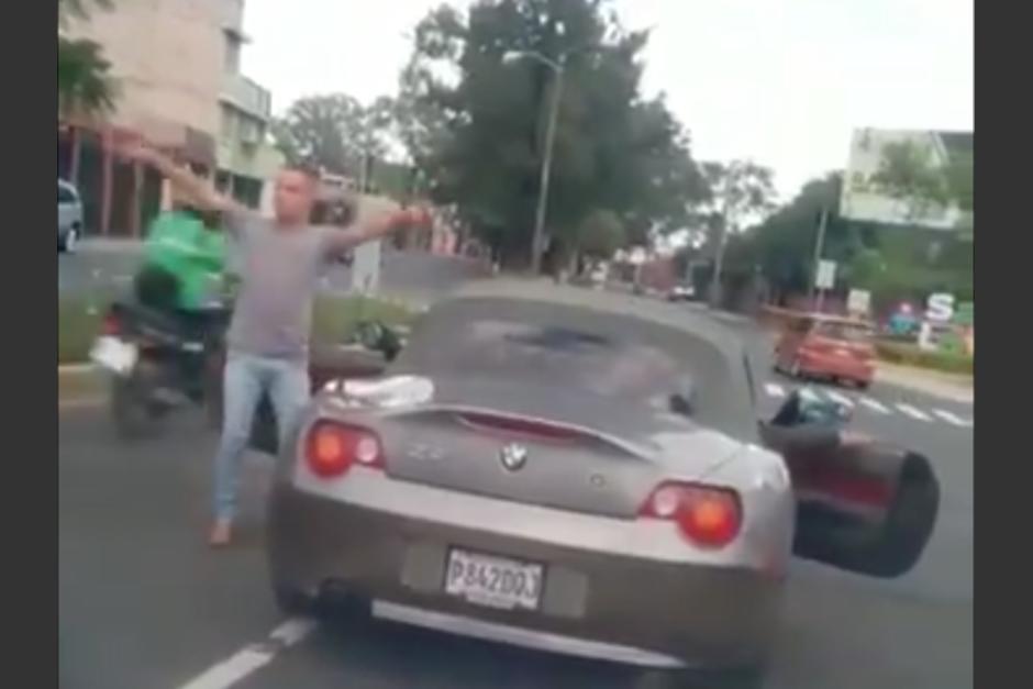 El automovilista obstaculizó los dos carriles de esta vía durante varios segundos. (Foto: captura de pantalla)
