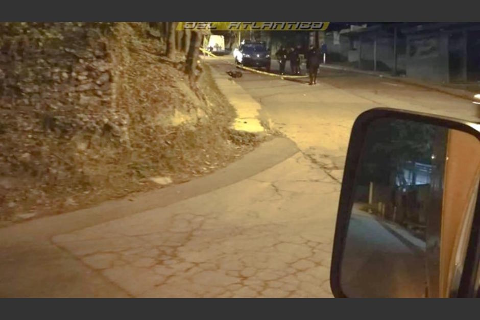 El cadáver fue abandonado en un callejón de la ruta al Atlántico. (Foto: Noticias del Atlántico/Facebook)