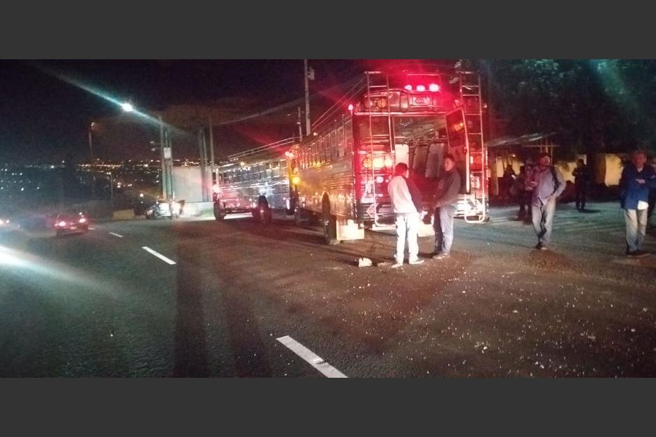 Bus pierde los frenos y embiste cuatro carros en ruta al Pacífico